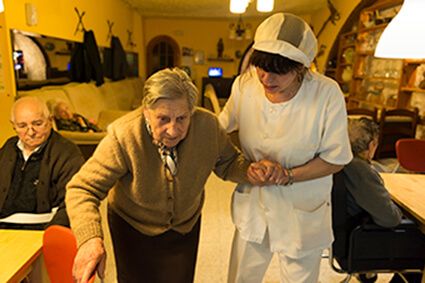 Residencia Geriàtrica Vell D'or enfermera ayudando a caminar a señora